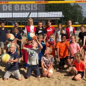 65 kids aan de clinic Beachvolley