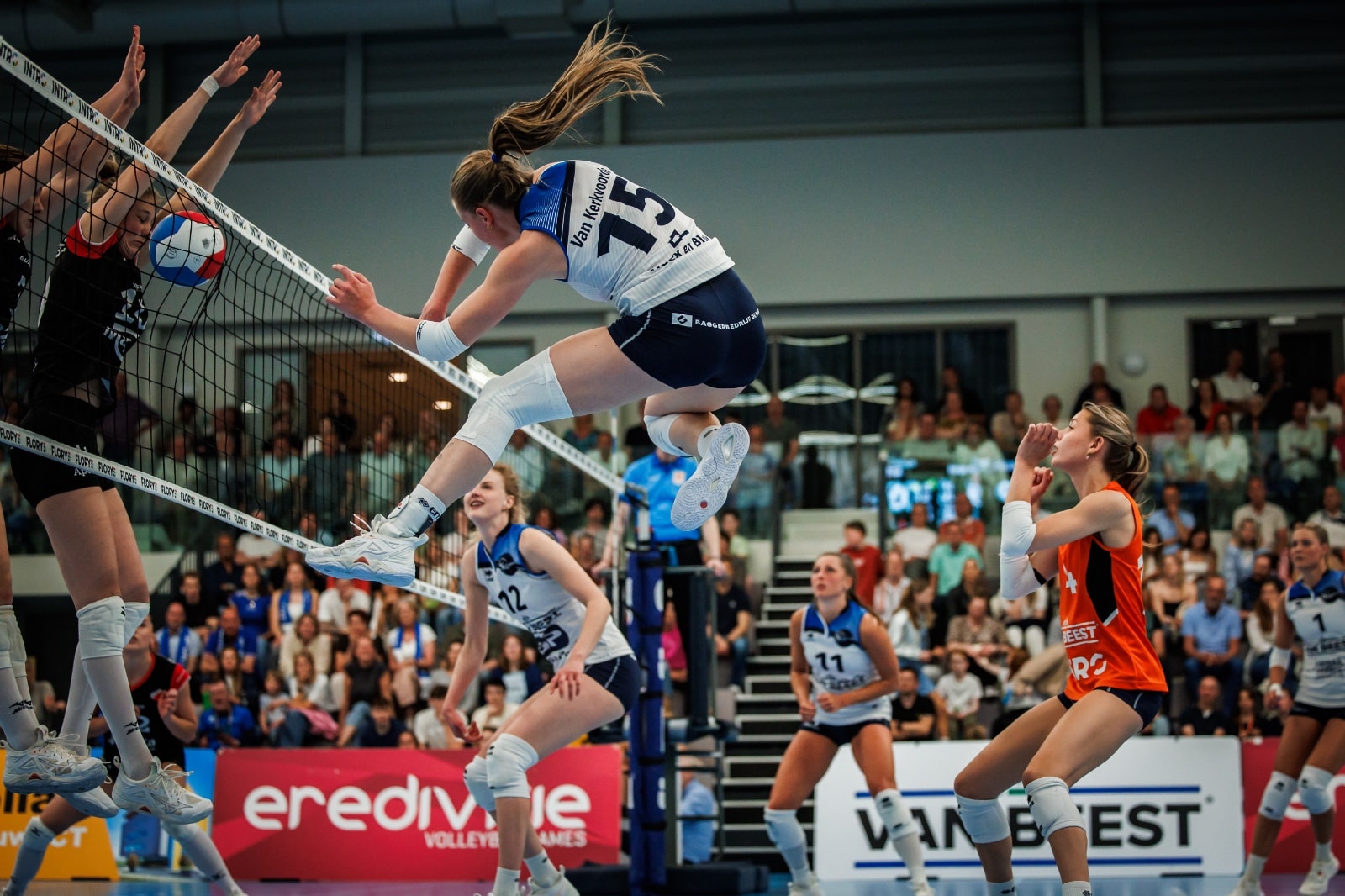 Dames 1 wint eerste wedstrijd in halve finale-serie