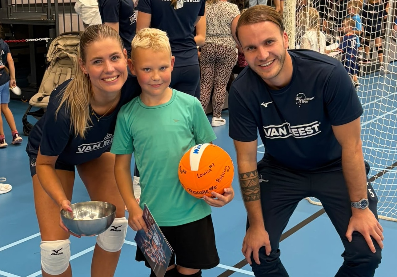 Dames 1 en Heren 1 aan de clinic voor de jeugd